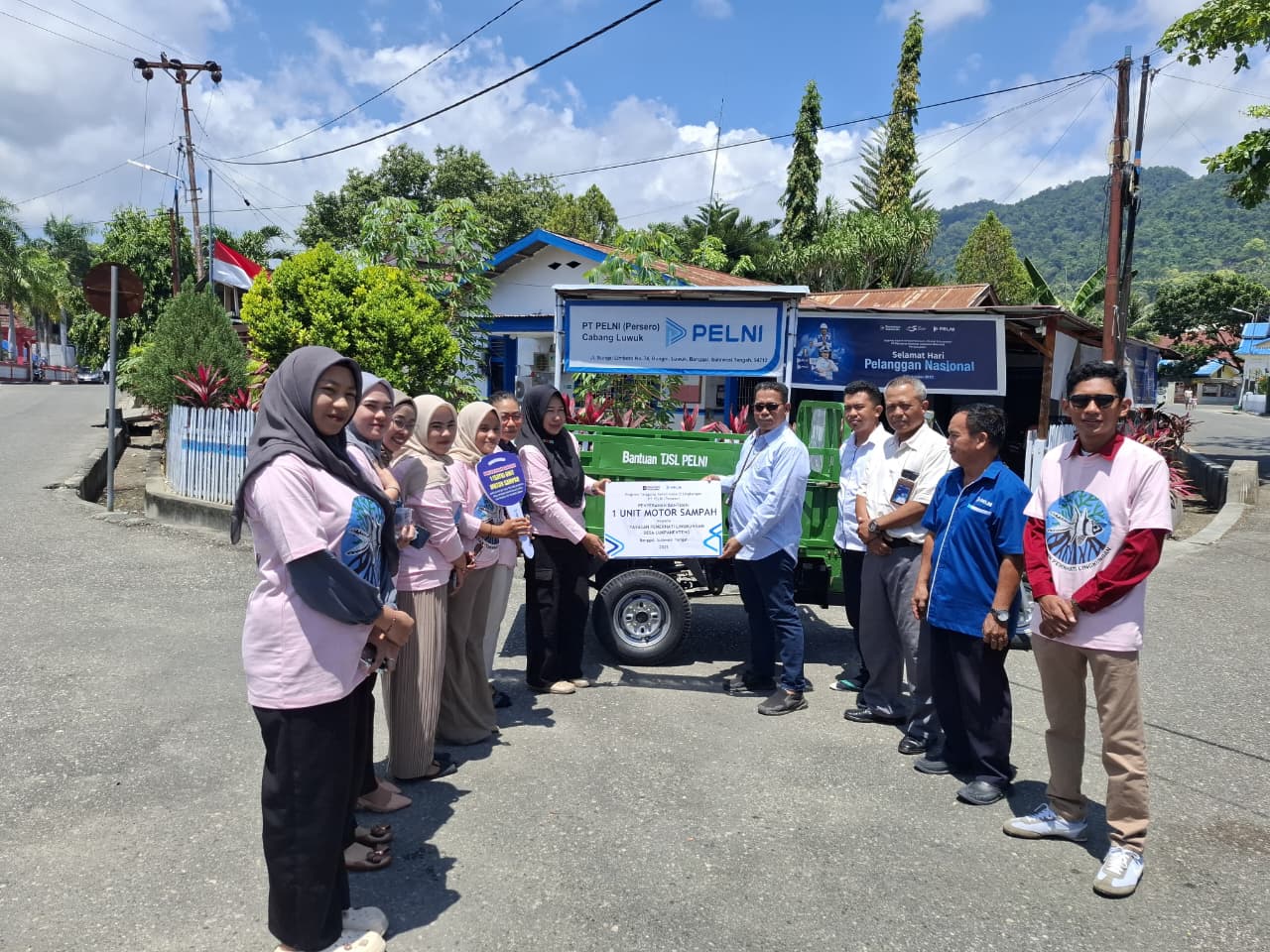 PT Pelni Bantu Motor Sampah Roda Tiga Untuk YPL